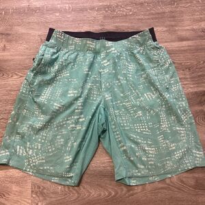LULULEMON License To Gain Shorts Men’s 9” Inseam Pockets Stretch Green Large